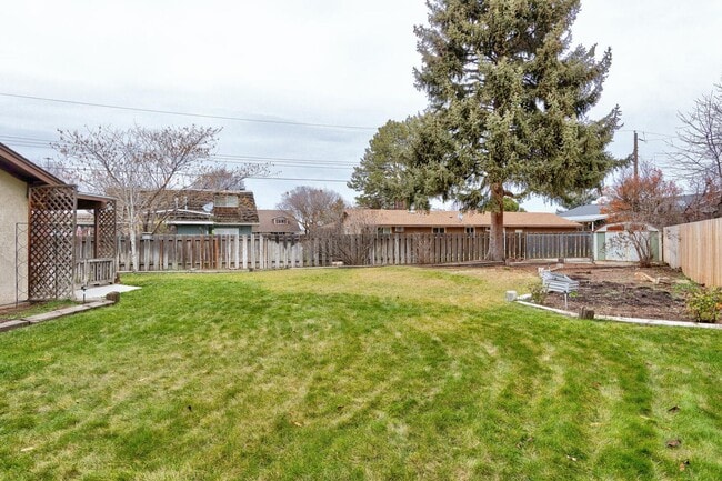 Building Photo - Charming Residence in a Prime Location 3bed/2bath - Shop Not Included