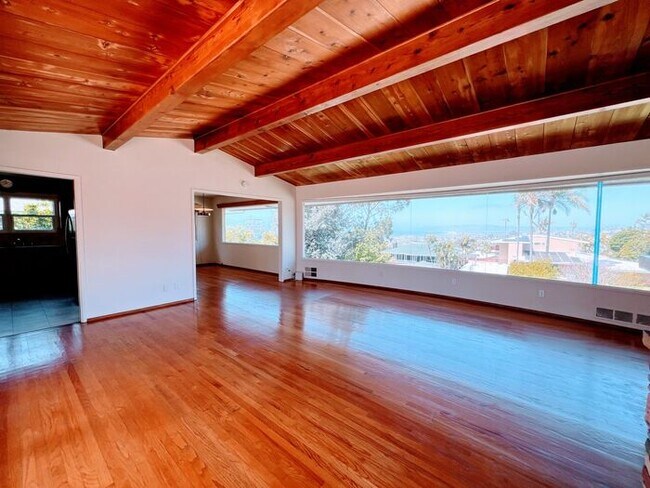 Building Photo - 3 Bed, 2 Bath, 2 Car Garage with Ocean Vie...
