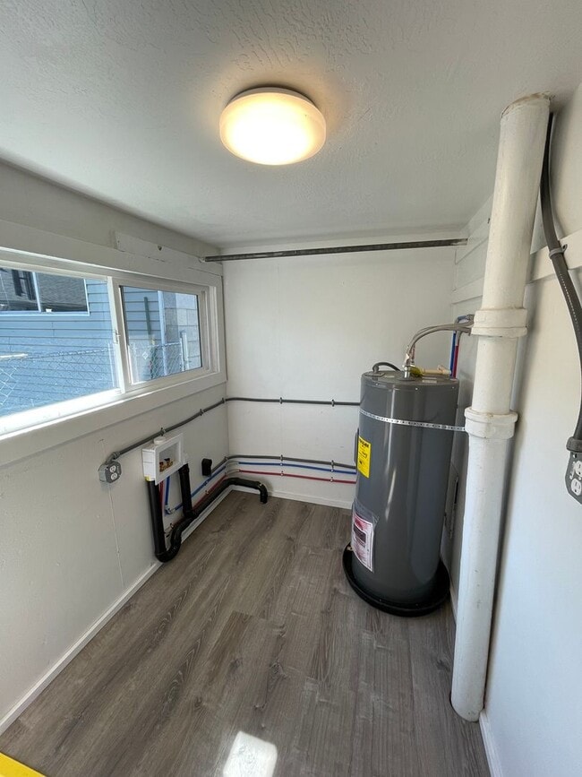 Building Photo - Hard to find 1 bdrm 1 bath house in the he...
