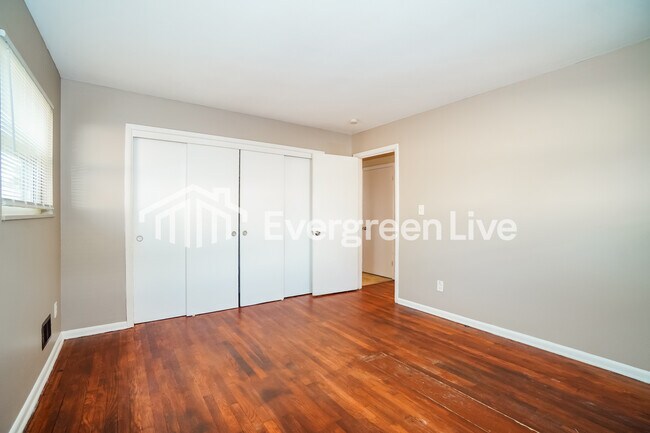 Building Photo - 3378 Roswell Dr