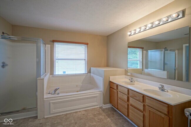 Building Photo - 14170 Royalwood Dr