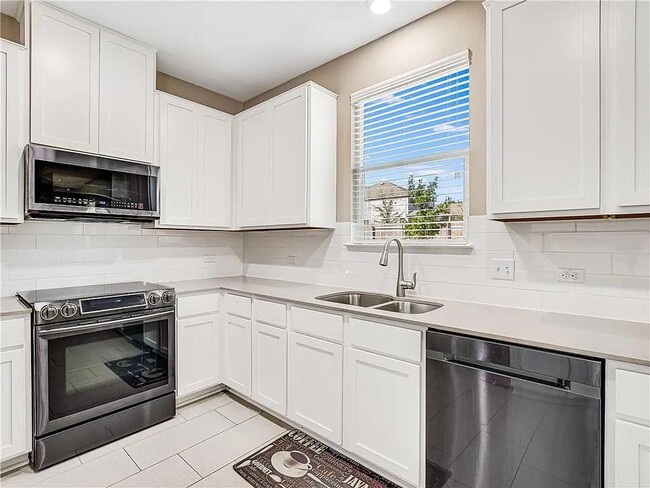Building Photo - 808 Sandhill Branch Dr