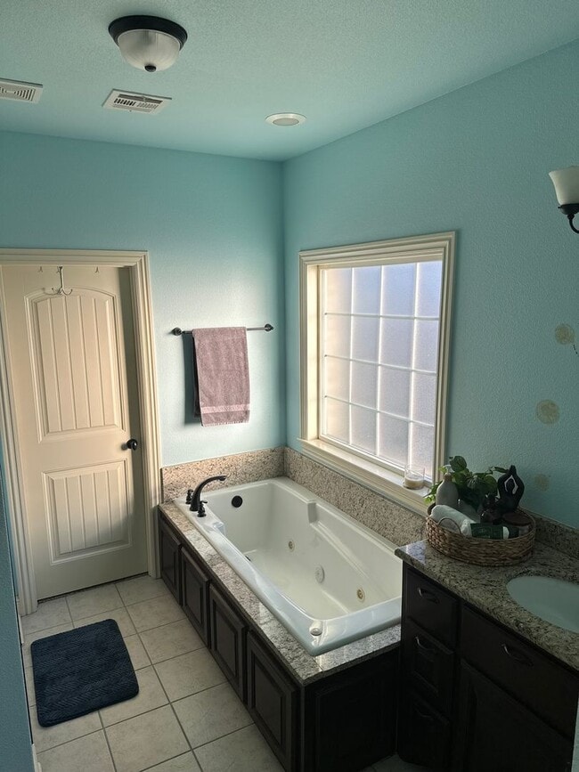 Building Photo - Available March 1st!  Modern 5-Bedroom 4-Bathroom Home in SW Bentonville