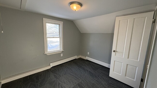 Building Photo - 4 Bed, 1 Bath, plus Bonus Room in Rochester!