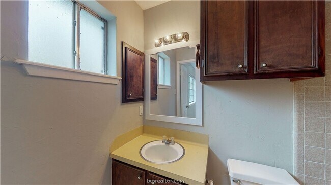 Building Photo - 1107 Braeswood Dr