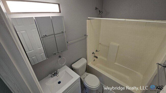 Building Photo - 3 bed 1 bath in Northbook on corner of Lor...