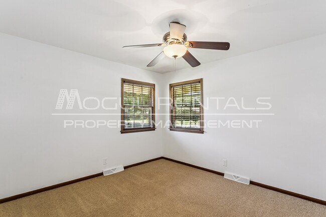 Building Photo - 500 S Circle Lake Rd