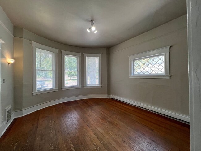 Building Photo - Charming 3 bedroom home in downtown Colorado Springs