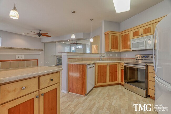 Building Photo - Great 2br/2ba Condo at Orenco Station with...