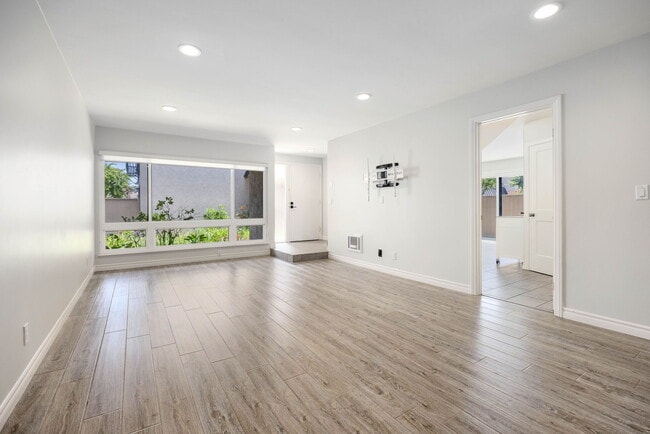 Building Photo - 806 S Sierra Ave