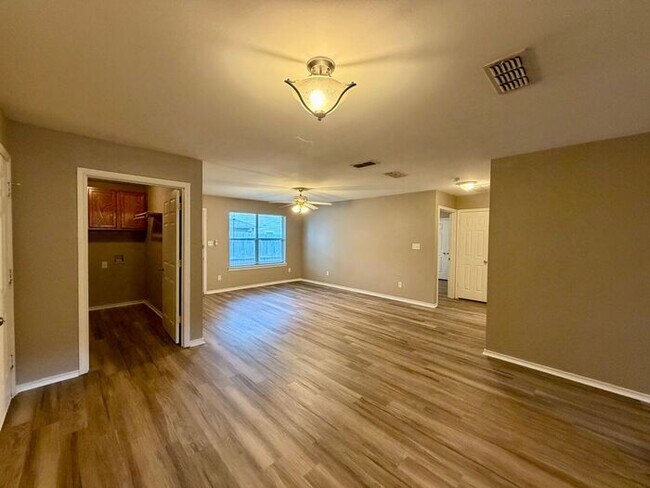 Building Photo - 2 Bedroom, 2 Bathroom Duplex!