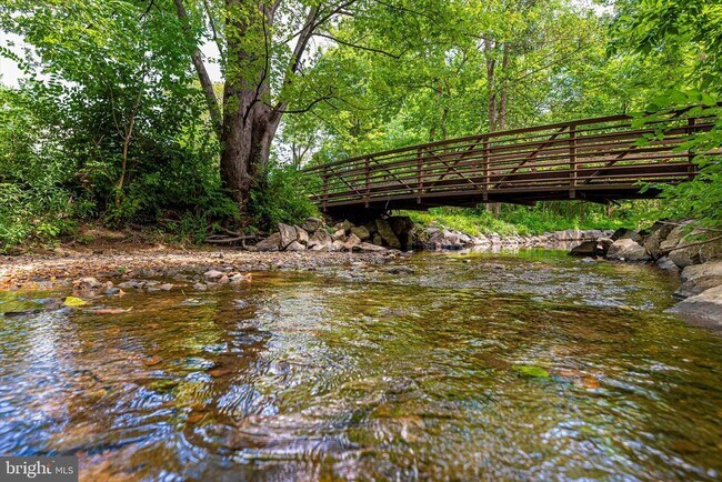 Building Photo - 910 McLendon Dr