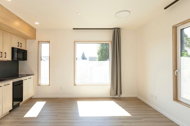 Building Photo - 1614 6th Ave