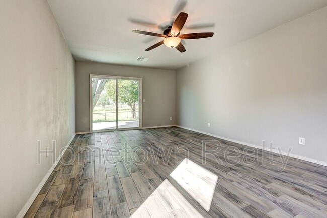 Building Photo - 606 Oak Creek Dr