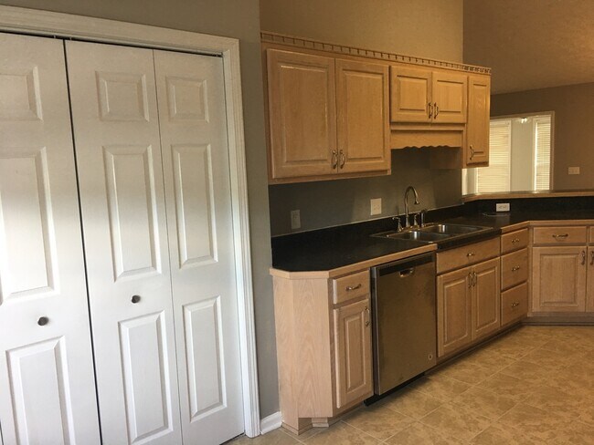 Building Photo - 4 Bedroom 2 Bathroom Home