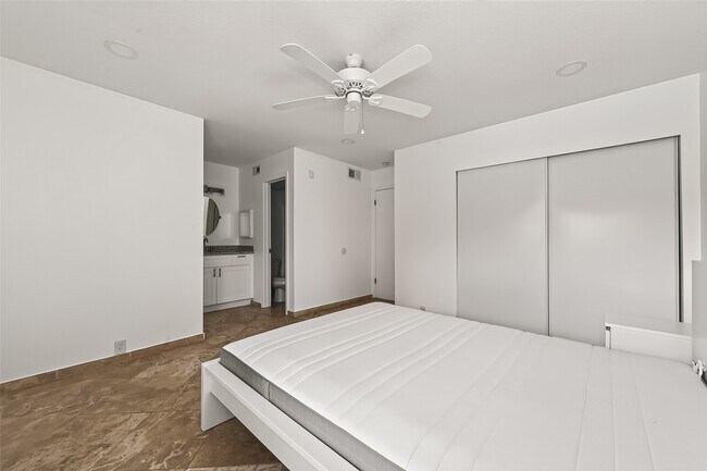 Building Photo - 3303 W Greenridge Dr