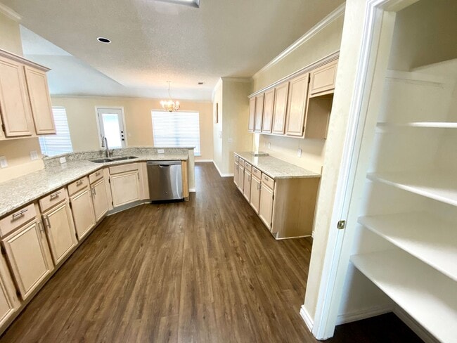 Building Photo - Introducing this inviting 3-bedroom, 2-bat...