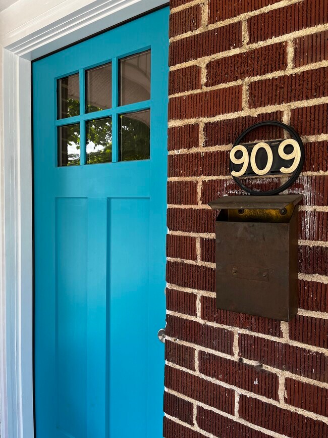Entry - 909 E Mulberry St