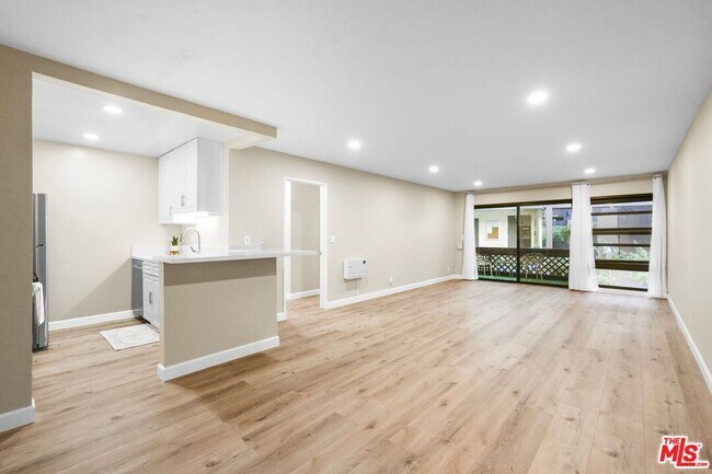 Building Photo - 8650 Gulana Ave