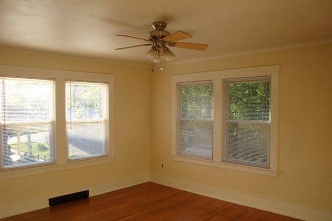 Building Photo - 1207 E 9th St