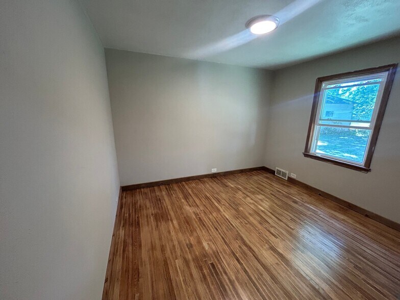 Building Photo - 1319 Hillcrest Ct
