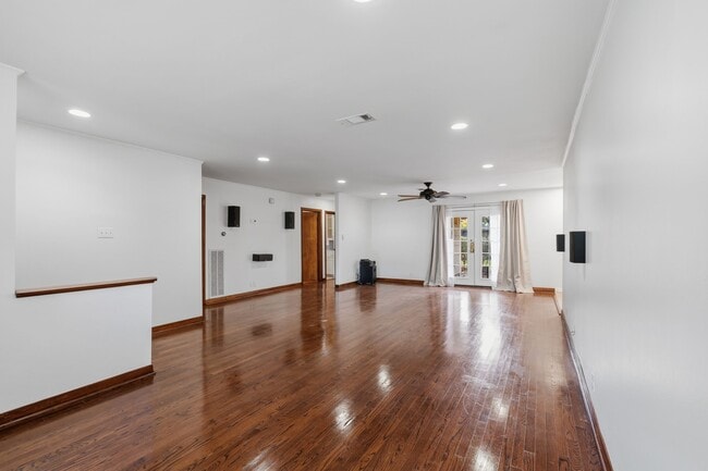 Building Photo - 5307 Poinciana Dr