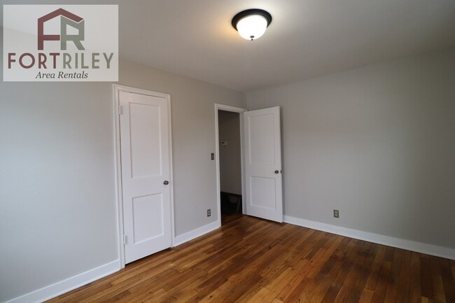 Building Photo - 530 W Elm St