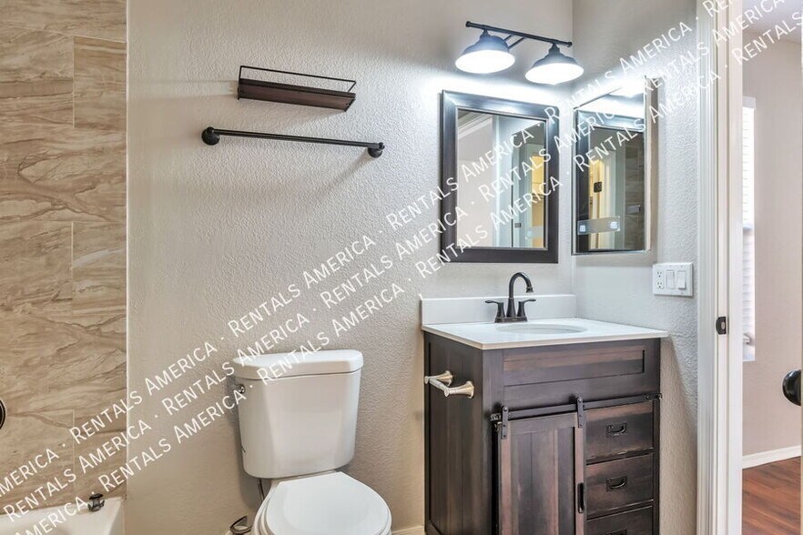 Building Photo - 6244 S Sarah Elizabeth Dr