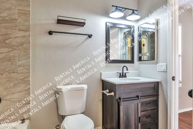 Building Photo - 6244 S Sarah Elizabeth Dr