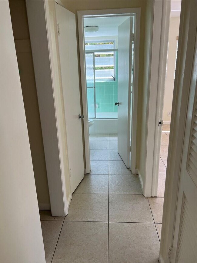 Building Photo - 1012 SE 15th St