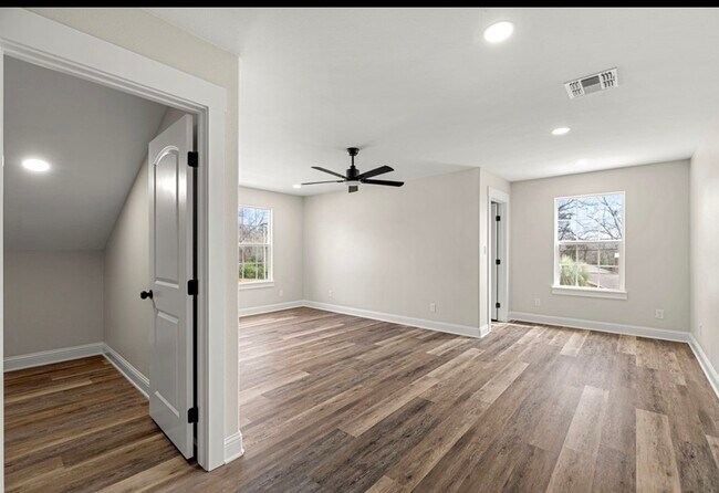 Building Photo - 524 Burk St