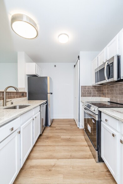 Building Photo - 345 N La Salle Dr