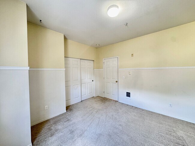 Building Photo - Secluded Renton Townhome