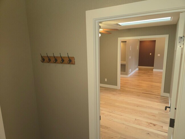 Building Photo - Beautiful Boulder Pointe Home! 3bd / 2ba + Office - No Students! - Small Pets Considered!! Avail....