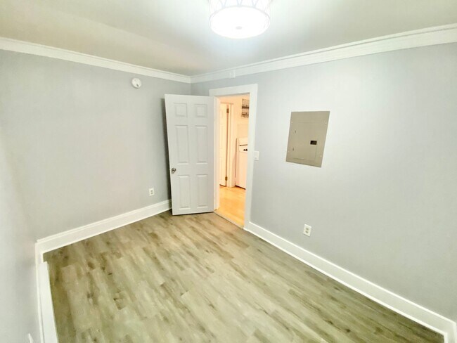 Building Photo - 3 Bedroom in Burlington Available Anytime in May or 6/1!
