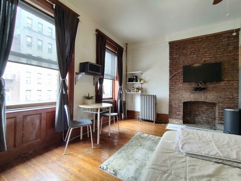 Building Photo - 556 W 161st St