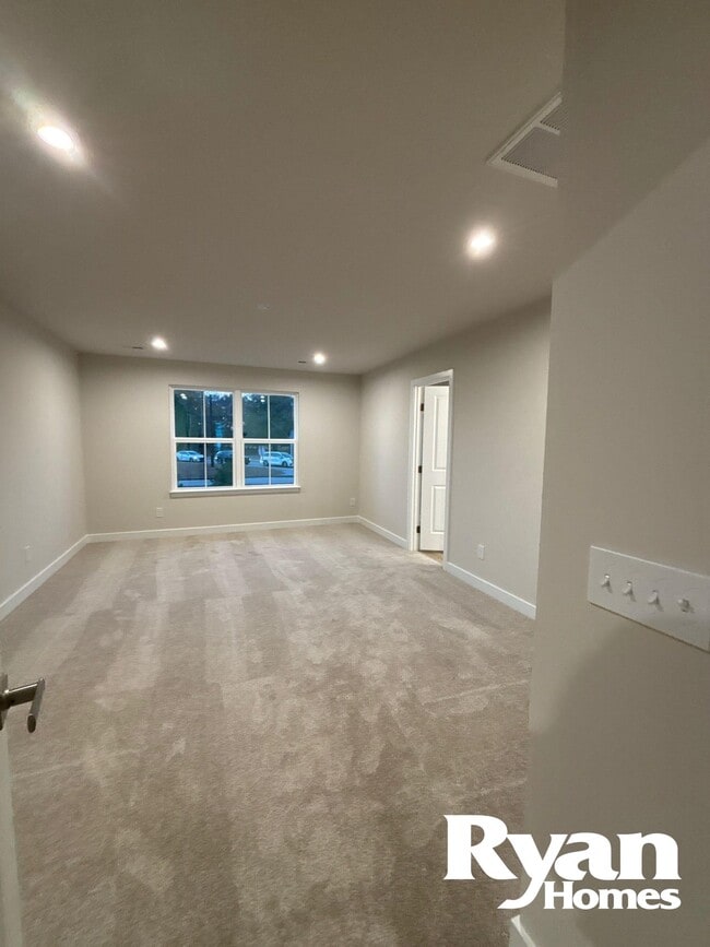 Building Photo - 206 Lograto Ln