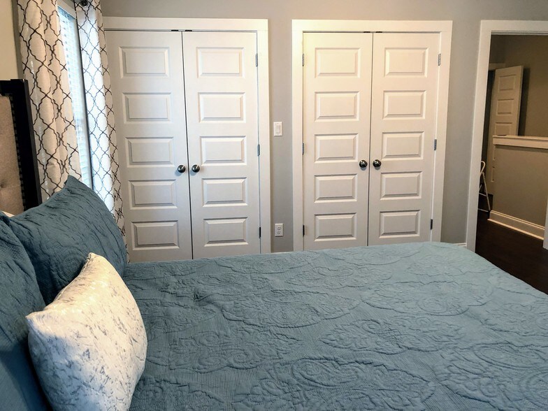 Double closets in master bedroom - 1220 Pithon St