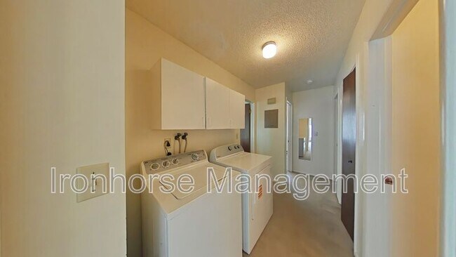 Building Photo - 515 S 15th Ave