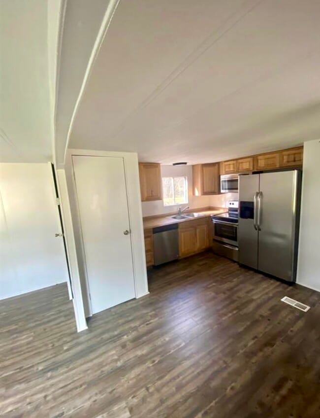 Building Photo - 933 S Pine Lake Rd