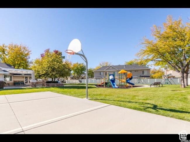 Building Photo - Springville Townhome