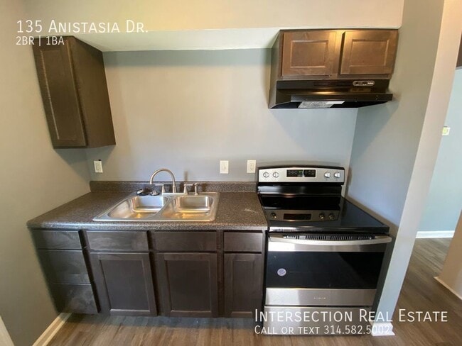 Building Photo - 135 Anistasia Dr