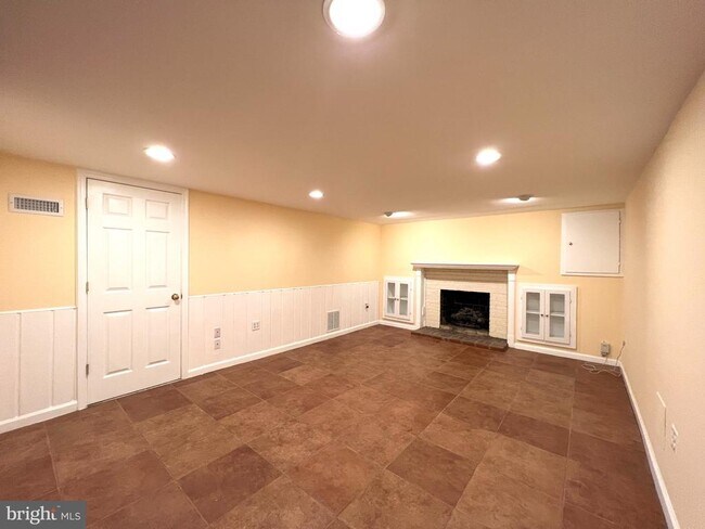 Building Photo - 2220 Primrose Dr