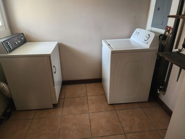 Building Photo - Close to schools and shopping