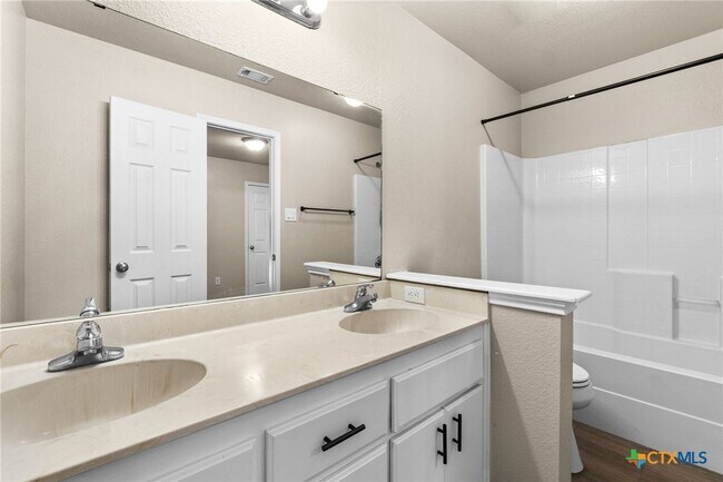 Building Photo - 3103 Redbud Dr