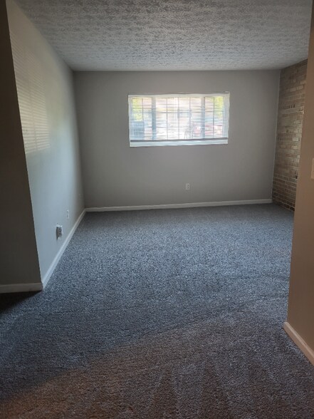 Building Photo - 1101 W Maple St