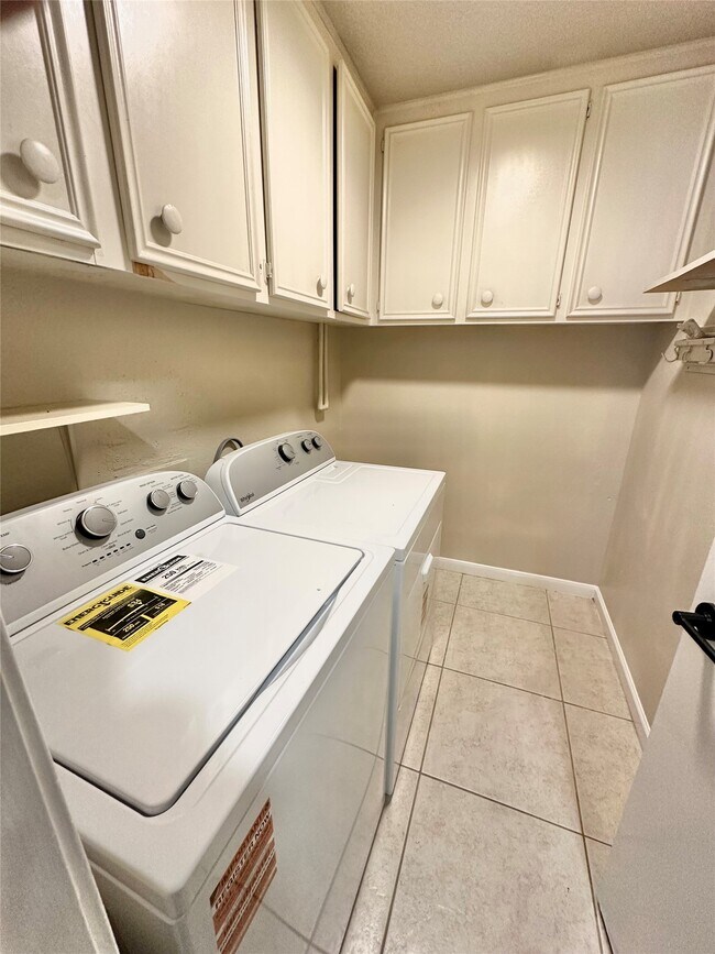 Building Photo - 9164 Wilcrest Dr