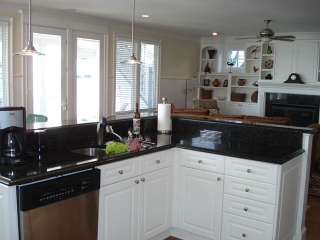 Building Photo - 4B Channel Ave