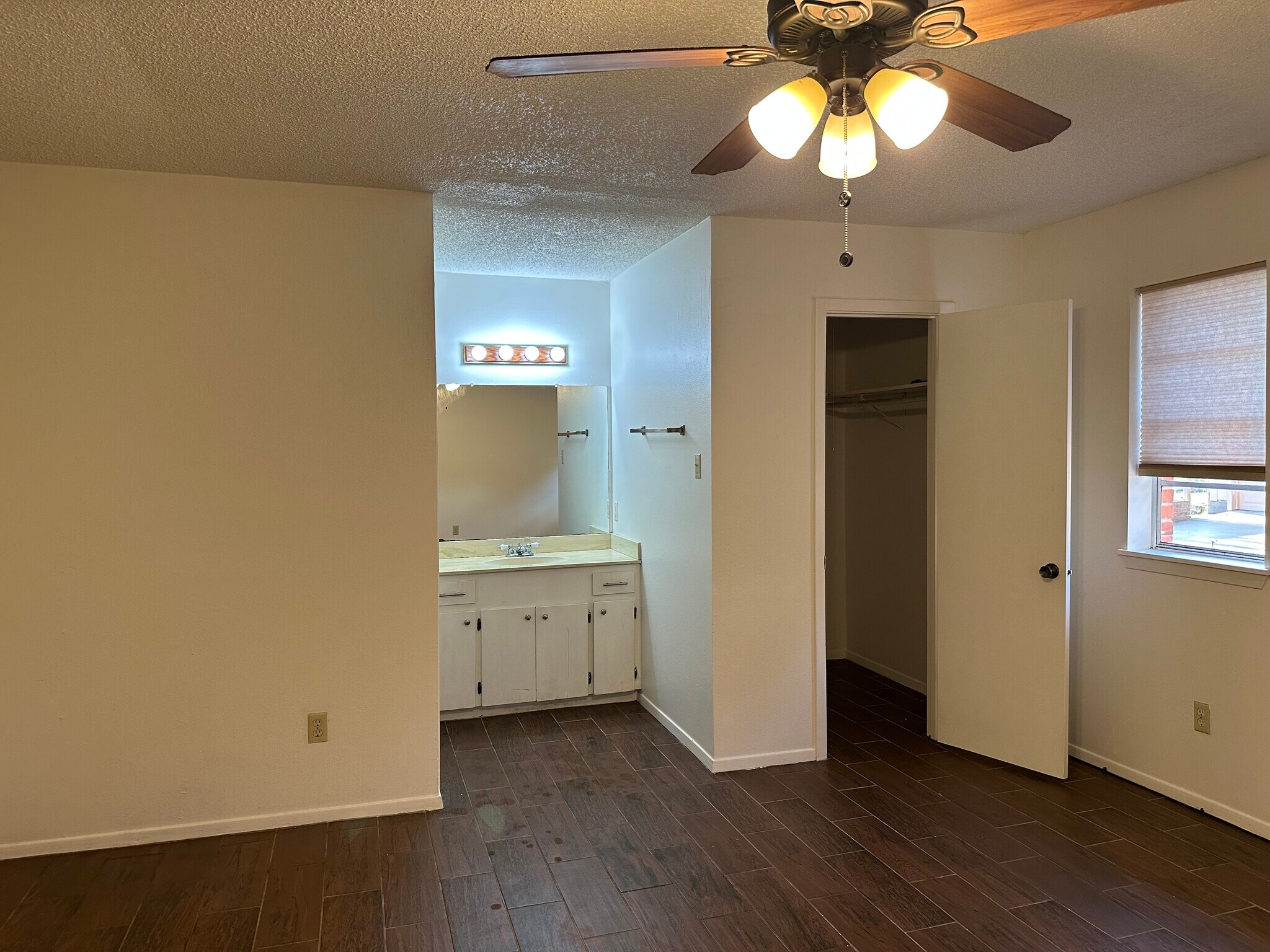 Master bedroom - 205 Town North Dr