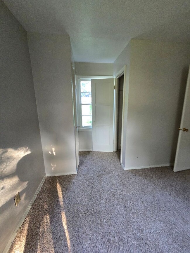 Building Photo - 2 bedroom 1 bathroom